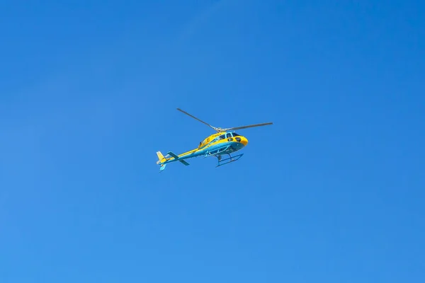 Hélicoptère Garde Civile Circulation Lors Une Journée Ensoleillée Avec Ciel — Photo