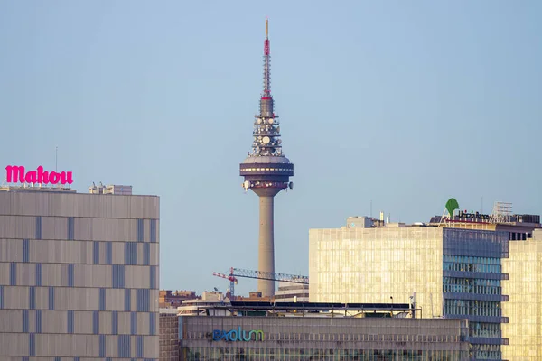 Gün batımında Madrid 'in panoramik manzarası, çatılar ve ufuk çizgisi