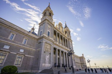 Madrid 'deki Almudena Katedrali açık gökyüzü güneşli bir günde