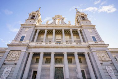 Madrid 'deki Almudena Katedrali açık gökyüzü güneşli bir günde