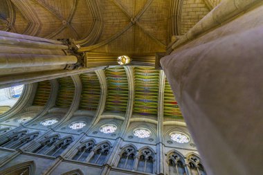 Madrid 'deki Almudena Katedrali' nin içi, sütunlar, kemerler, tavanlar ve kubbe.