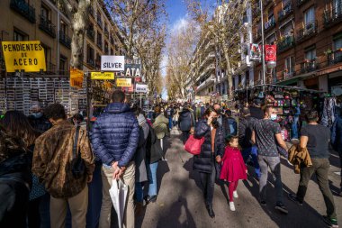 Güneşli bir günde Madrid 'de geleneksel pazar. Birçok insan alışveriş yapıyor, Rastro de Madrid.
