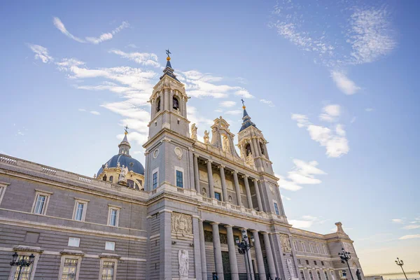 Catedral Almudena Ciudad Madrid Durante Día Soleado Con Cielo Despejado —  Fotos de Stock