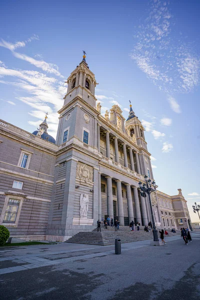 Almudena Kathedraal Stad Madrid Tijdens Een Zonnige Dag Met Een — Stockfoto