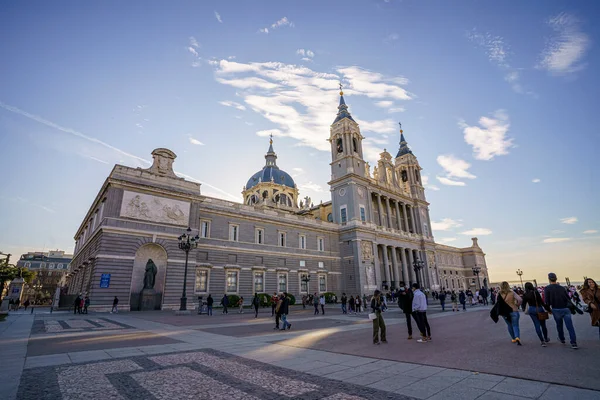 Собор Альмудена Городе Мадриде Солнечный День Ясным Небом — стоковое фото