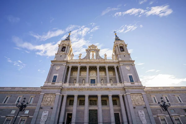 Almudena Kathedraal Stad Madrid Tijdens Een Zonnige Dag Met Een — Stockfoto