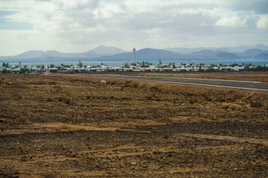 Kanarya Adaları 'ndaki Lanzarote adasının tipik evleri volkanik kaya oluşumlarına bakar.