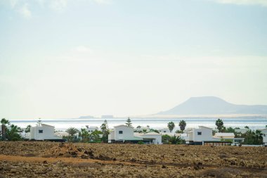 Kanarya Adaları 'ndaki Lanzarote adasının tipik evleri volkanik kaya oluşumlarına bakar.