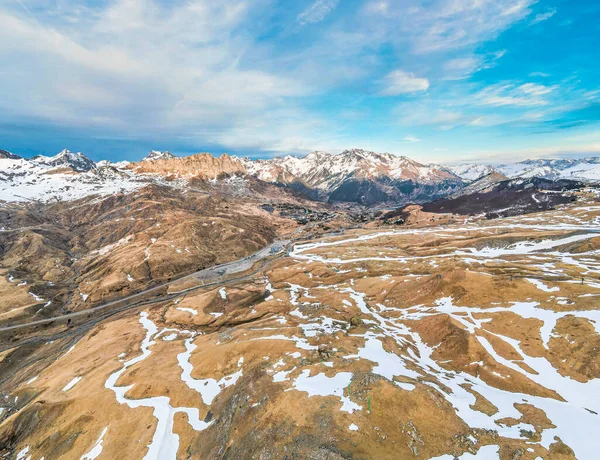 Formigal Kayak Merkezindeki Kıvrımlı Dağ Yolu Karlı Bir Manzara Bulutlu — Stok fotoğraf