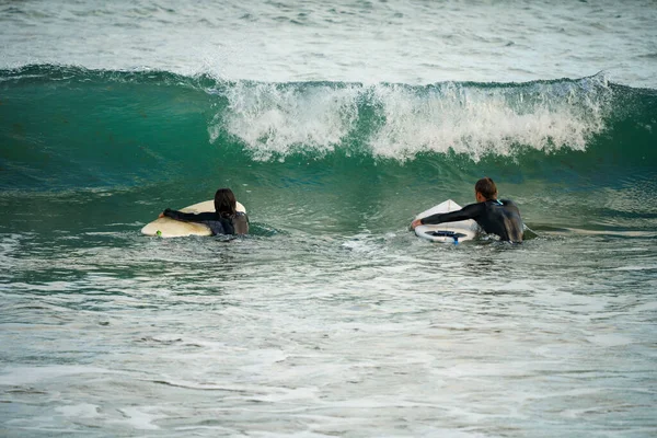 Para Surferów Surfujących Czarnym Kombinezonie Słoneczny Dzień — Zdjęcie stockowe