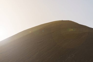 Lanzarote adasındaki Caldera Blanca turist rotası, işaretli yollar ve güzel volkanlar manzarası
