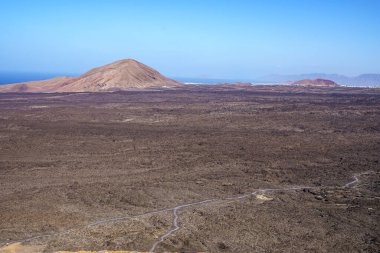 Lanzarote adasındaki Caldera Blanca turist rotası, işaretli yollar ve güzel volkanlar manzarası