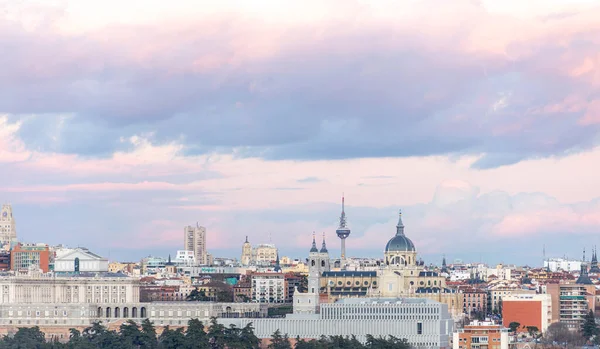 Uitzicht Gebouwen Van Madrid Tijdens Het Begin Van Zonsondergang Met — Stockfoto