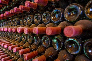 Bodruma istiflenmiş kırmızı şarap şişeleri.