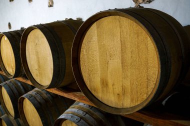 Şarap mahzeninde istiflenmiş ahşap fıçılar.
