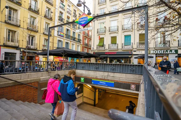 Madrid 'in Chueca mahallesindeki metro durağı. Homoseksüel gururun ve LGTBI haklarının savunulması.