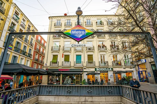 Madrid 'in Chueca mahallesindeki metro durağı. Homoseksüel gururun ve LGTBI haklarının savunulması.