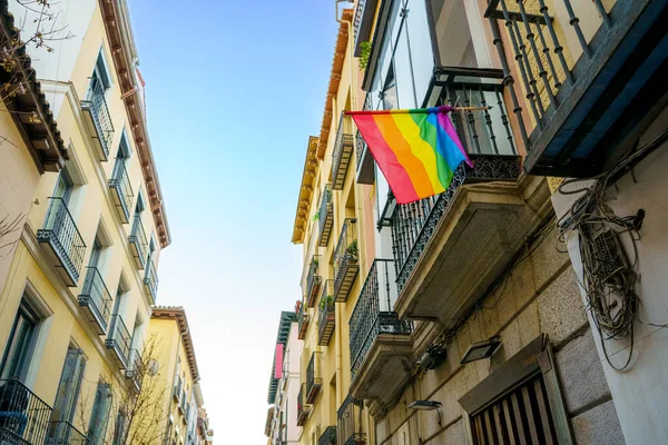 Madrid 'deki Chueca mahallesinin önünde homoseksüel gururu temsil eden bir gökkuşağı bayrağı ve LGTBI haklarının savunulması