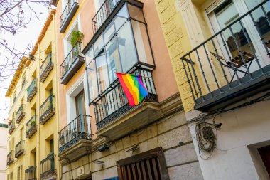 Madrid 'deki Chueca mahallesinin önünde homoseksüel gururu temsil eden bir gökkuşağı bayrağı ve LGTBI haklarının savunulması