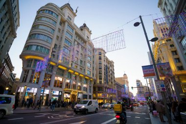 Madrid şehrinde Noel ışıkları ve trafik ile ünlü ve kalabalık Gran Va caddesi.