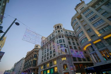 Madrid şehrinde Noel ışıkları ve trafik ile ünlü ve kalabalık Gran Va caddesi.