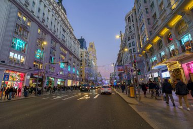 Madrid şehrinde Noel ışıkları ve trafik ile ünlü ve kalabalık Gran Va caddesi.