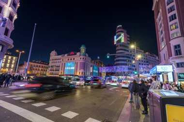 Madrid şehrinde Noel ışıkları ve trafik ile ünlü ve kalabalık Gran Va caddesi.