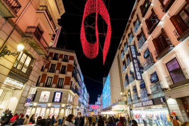 Noel boyunca Madrid 'de Noel ışıklandırması ve insanların alışveriş telaşıyla ticaret ve kalabalık Calle Preciados.