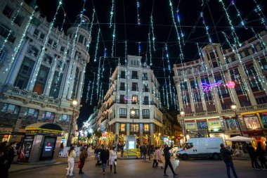 Madrid 'in merkezindeki Canalejas Meydanı' nda Noel ışıklandırması