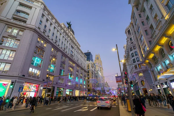 Madrid şehrinde Noel ışıkları ve trafik ile ünlü ve kalabalık Gran Va caddesi.