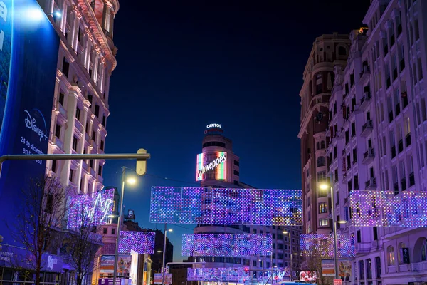 Famosa Concurrida Calle Gran Ciudad Madrid Durante Navidad Con Luces —  Fotos de Stock
