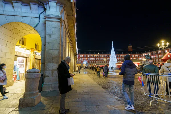 Рождественская Елка Освещается Ночью Площади Plaza Mayor Города Мадрида — стоковое фото