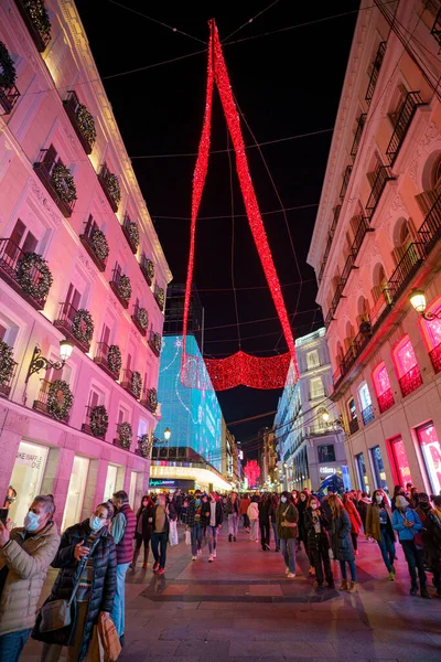 Commerciële Drukke Calle Preciados Stad Madrid Tijdens Kerstmis Met Kerstverlichting — Stockfoto