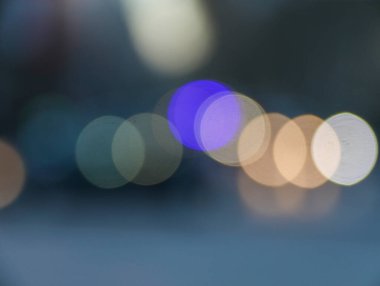 Mercek odaklı ışıklar yuvarlak şekiller oluşturur ya da durur