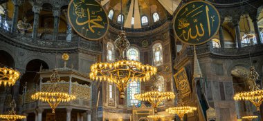 Türkiye 'nin İstanbul kentindeki Ayasofya Camii' nin Lambaları ve İçi