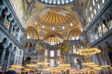 Türkiye 'nin İstanbul kentindeki Ayasofya Camii' nin Lambaları ve İçi