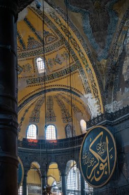 Türkiye 'nin İstanbul kentindeki Ayasofya Camii' nin tavanları ve altın tabloları