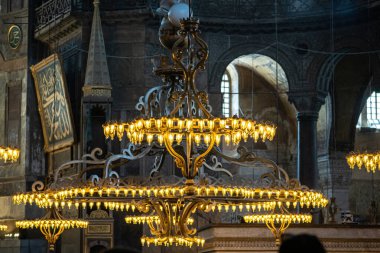 Türkiye 'nin İstanbul kentindeki Ayasofya Camii' nin Lambaları ve İçi