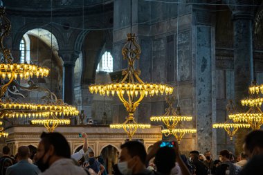 Türkiye 'nin İstanbul kentindeki Ayasofya Camii' nin Lambaları ve İçi