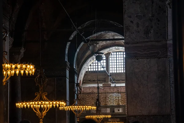 トルコのイスタンブールにあるハギア ソフィア モスクのランプとインテリア — ストック写真