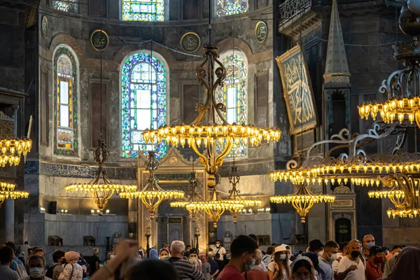 Türkiye 'nin İstanbul kentindeki Ayasofya Camii' nin Lambaları ve İçi