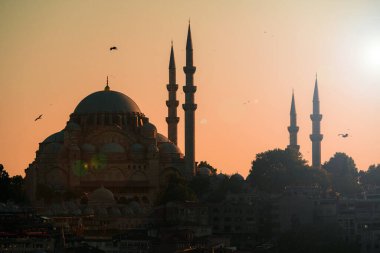 Türkiye 'nin İstanbul kentindeki Galata Köprüsü' nden gün batımında Süleyman Camii
