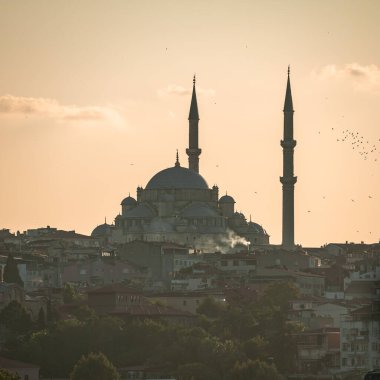 Türkiye 'nin İstanbul kentindeki Galata Köprüsü' nden gün batımında Fatih Camii