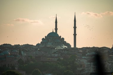 Türkiye 'nin İstanbul kentindeki Galata Köprüsü' nden gün batımında Fatih Camii