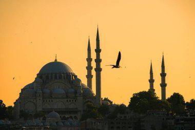 Türkiye 'nin İstanbul kentindeki Galata Köprüsü' nden gün batımında Süleyman Camii