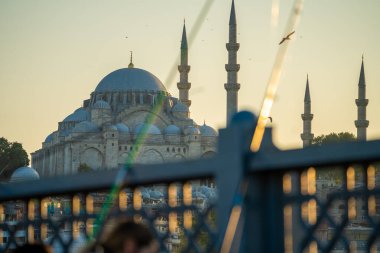 İstanbul, Türkiye 'deki Galata köprüsünde oltaları olan balıkçılar