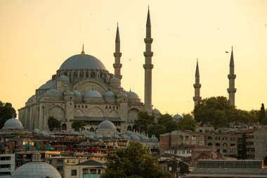 Türkiye 'nin İstanbul kentindeki Galata Köprüsü' nden gün batımında Süleyman Camii