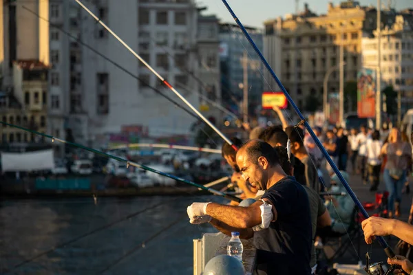 Pescadores Com Varas Pesca Ponte Galata Istambul Turquia — Fotografia de Stock