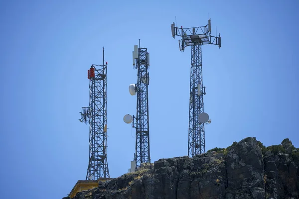 Antenas Telecomunicações Alto Uma Encosta — Fotografia de Stock