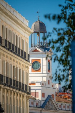 Madrid 'deki Puerta del Sol Meydanı' nda güneşli bir yaz gününde mavi gökyüzü...